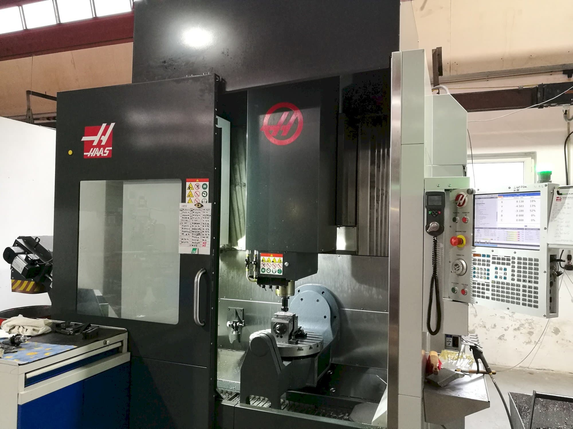 Linke Seitenansicht der HAAS UMC - 750 Maschine