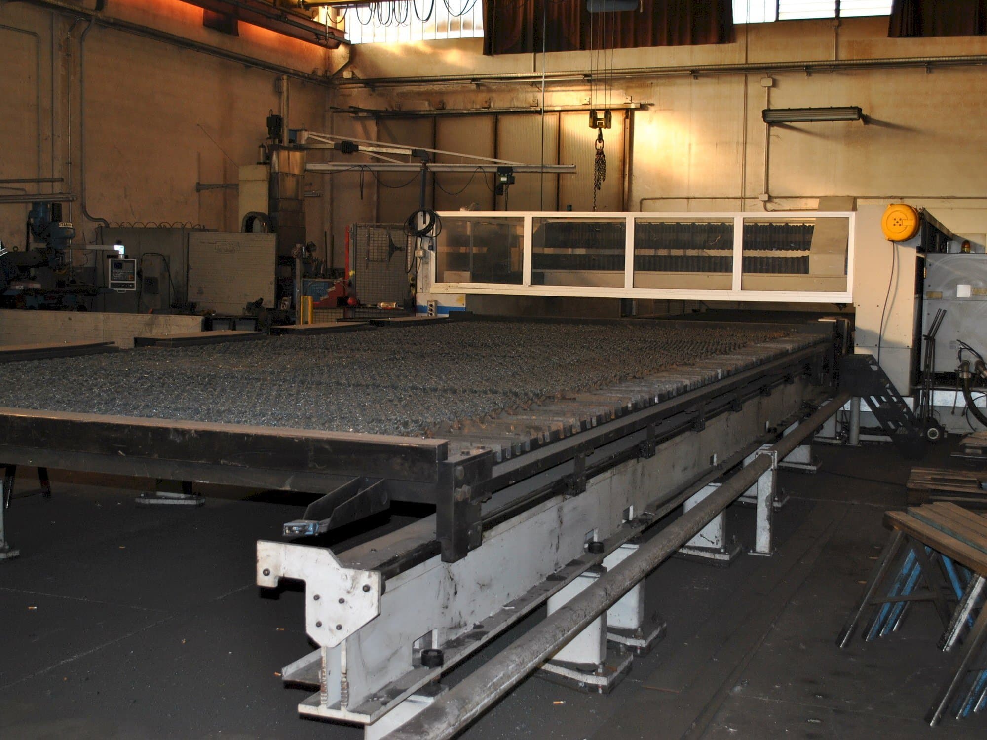 Frontansicht der LVD IMPULS 8031 Maschine