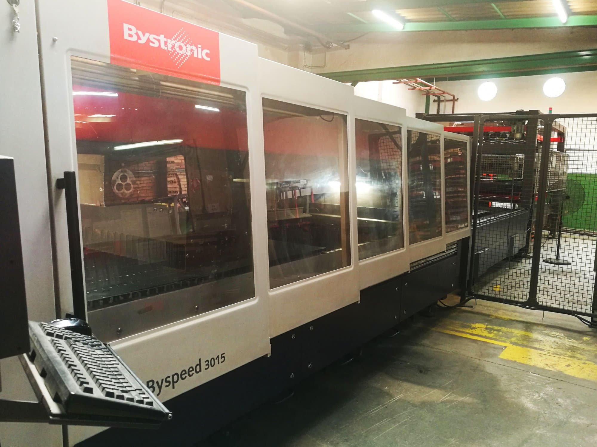 Seitenansicht der Bystronic Byspeed 3015 Maschine
