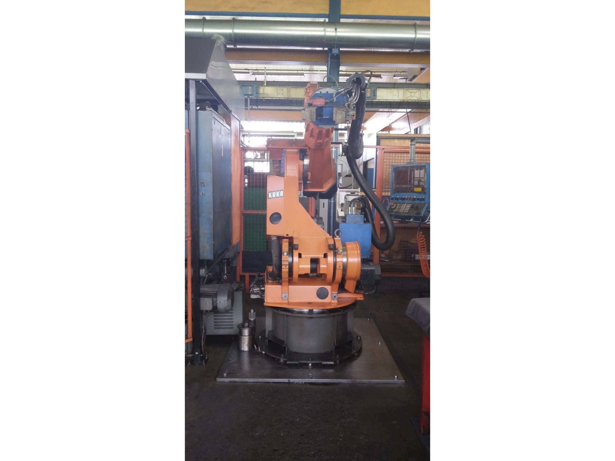 Frontansicht der KUKA IR 760/120.0 Maschine