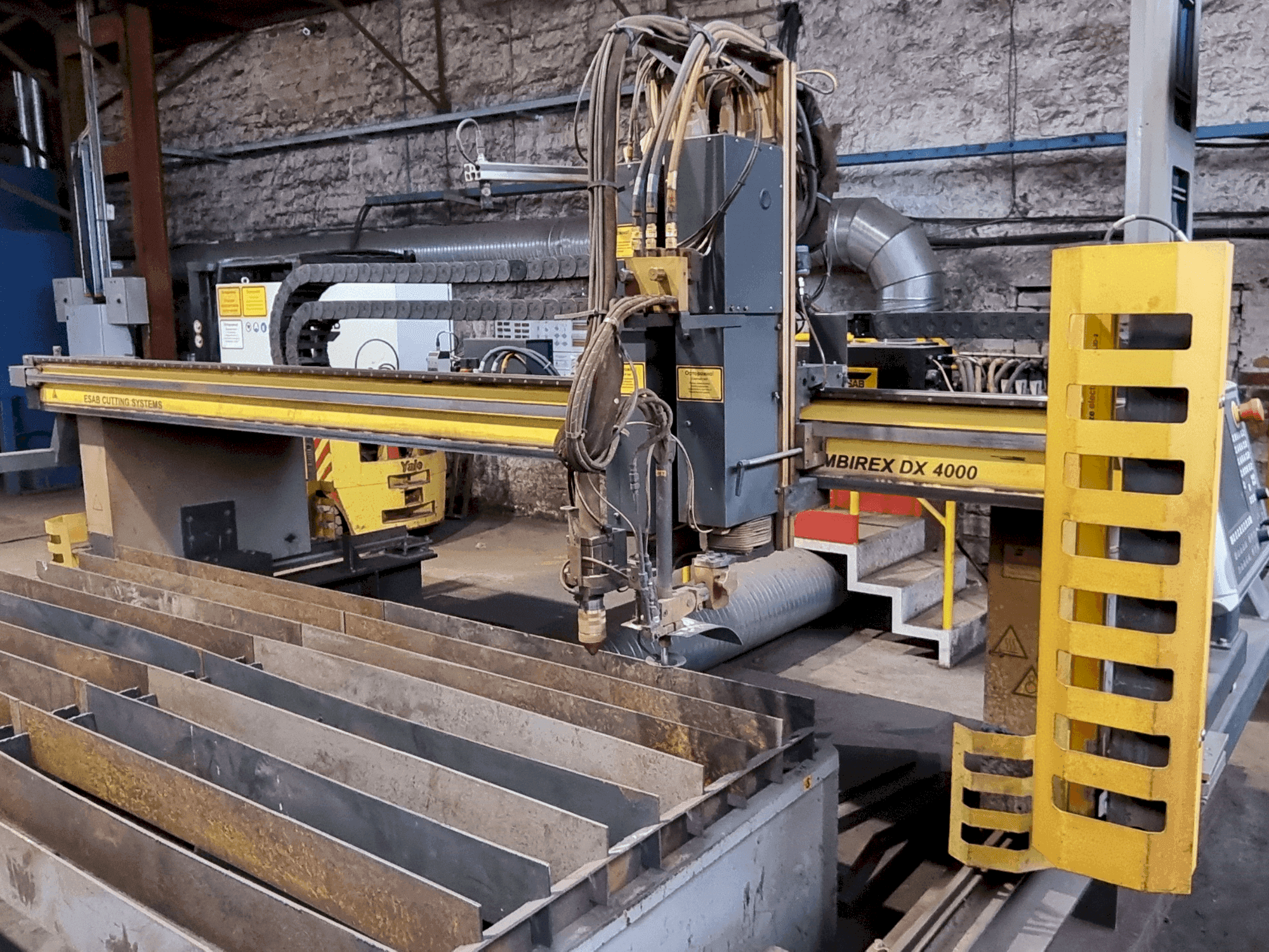 Frontansicht der ESAB Combirex DX 4000 Maschine