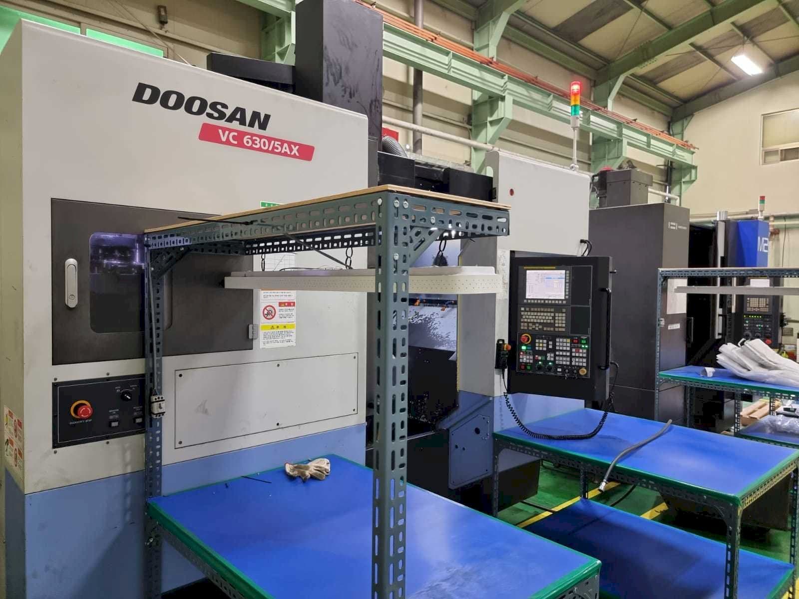 Frontansicht der Doosan VC630/5AX  Maschine