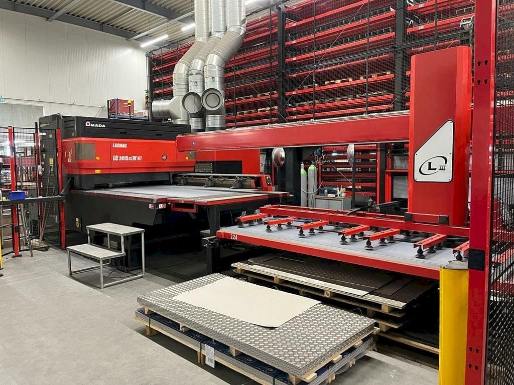 Frontansicht der AMADA LC2415 a IV NT Maschine
