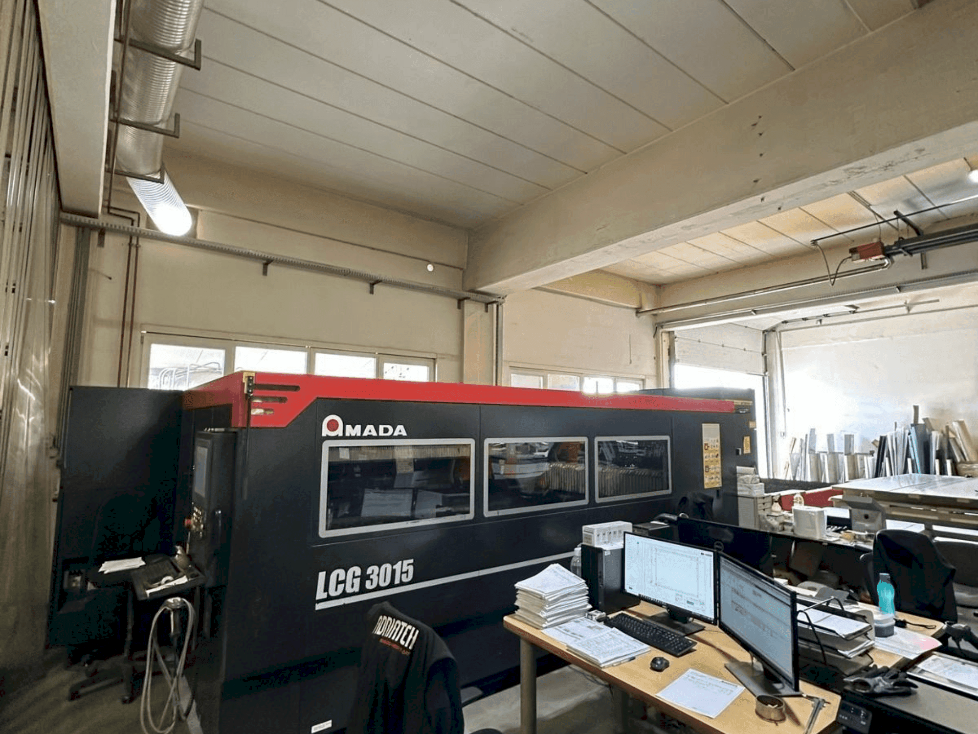 Frontansicht der AMADA LCG-3015 Maschine