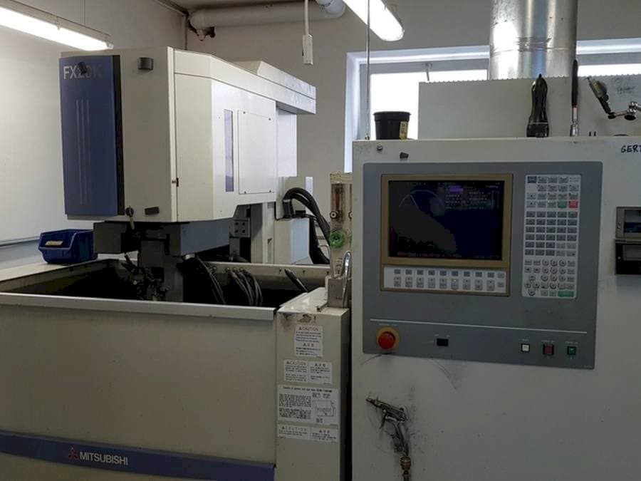 Frontansicht der Mitsubishi FX 20  Maschine