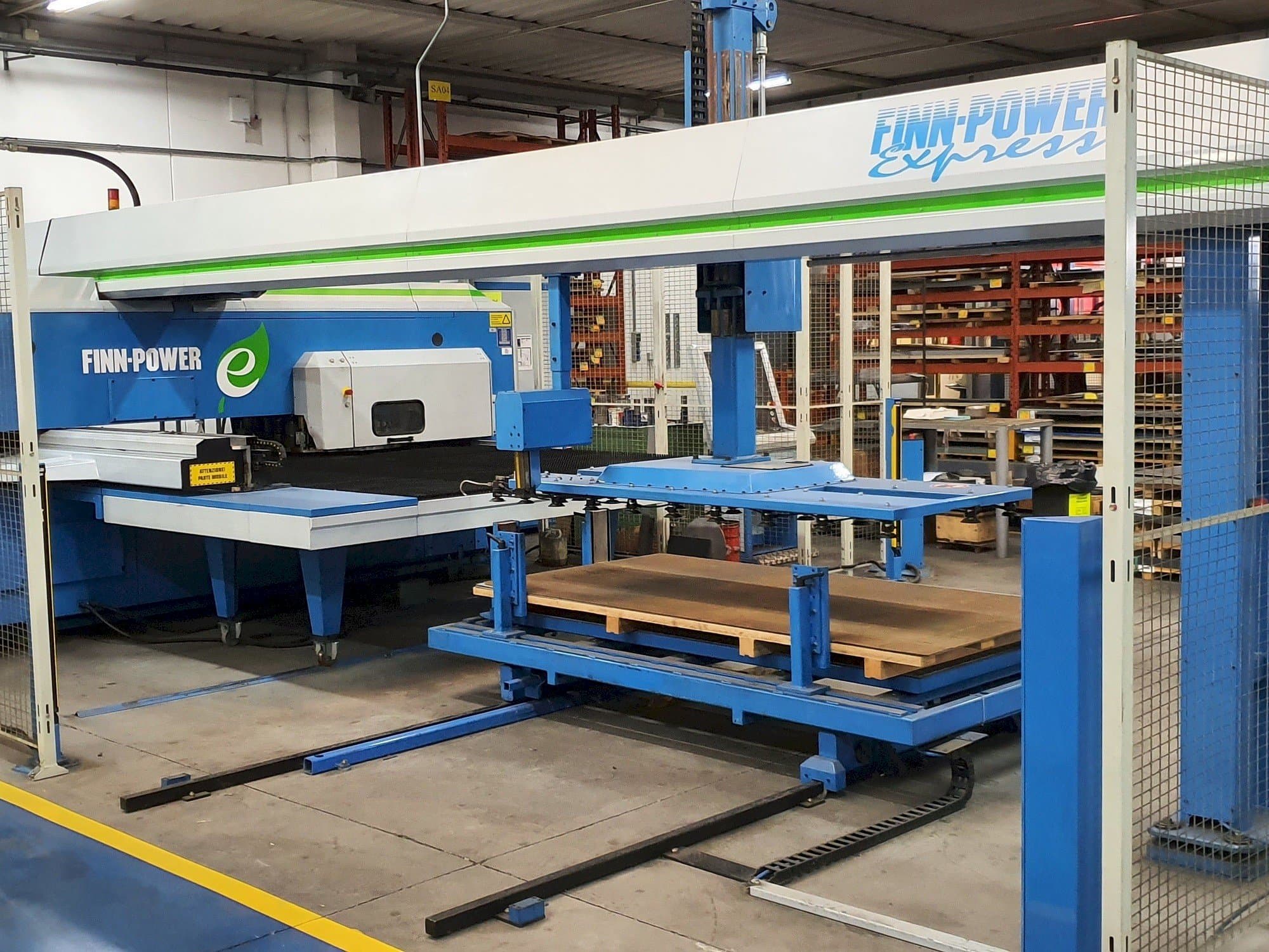 Frontansicht der Finn-Power E5 U Maschine