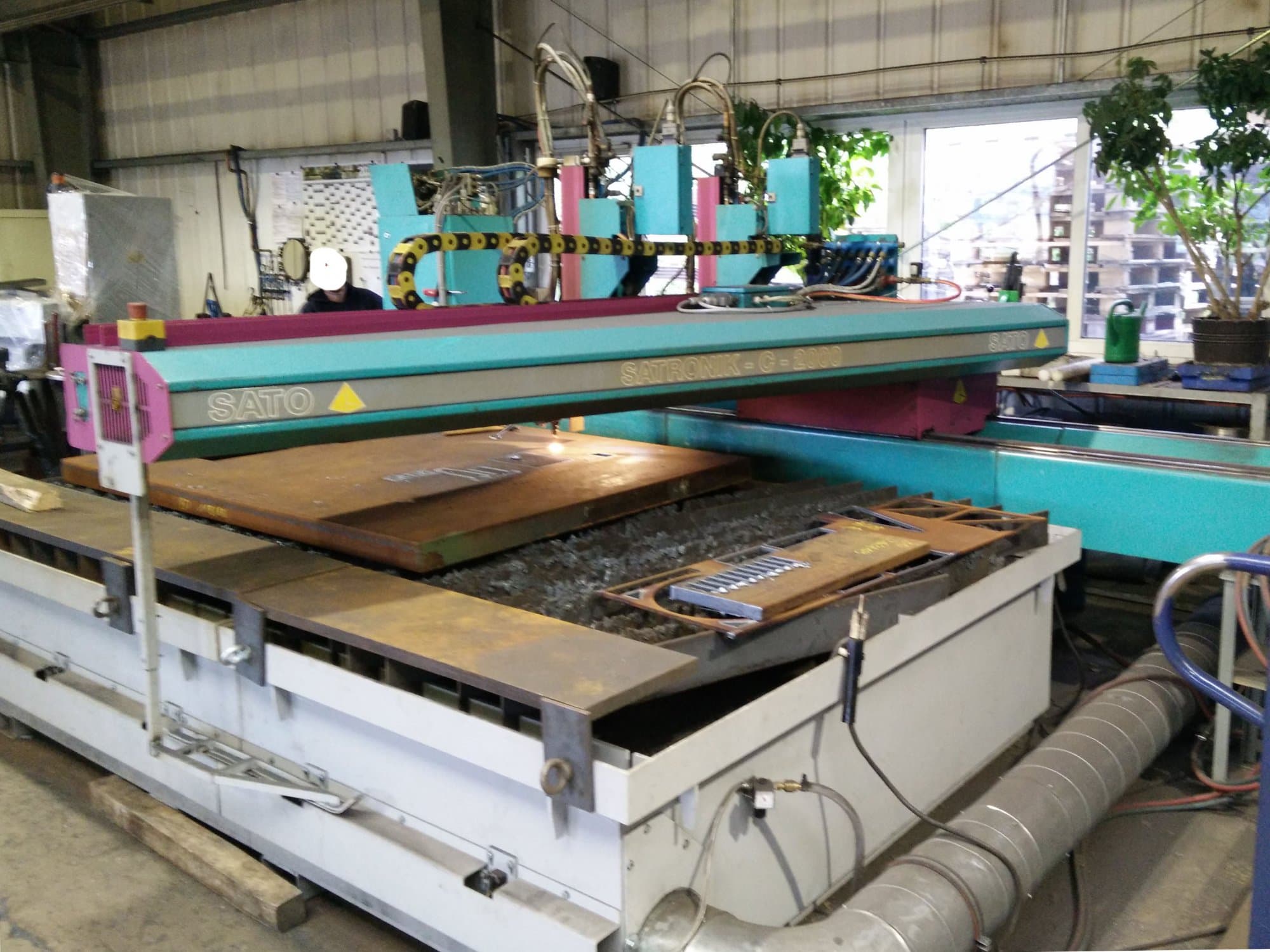 Linke Ansicht der SATO SATRONIK C-2000 Maschine