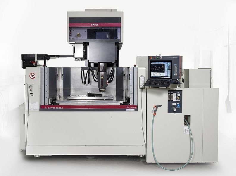 Frontansicht der Mitsubishi FA 30S Advance Maschine