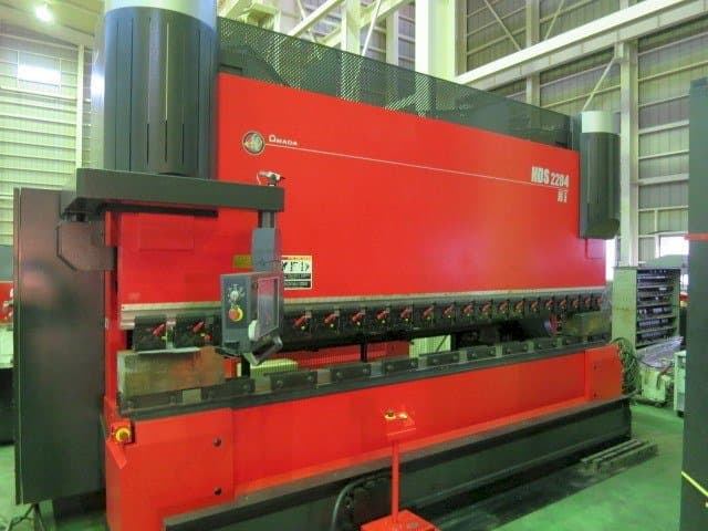 Linke Seitenansicht der AMADA HDS 2204NT Maschine