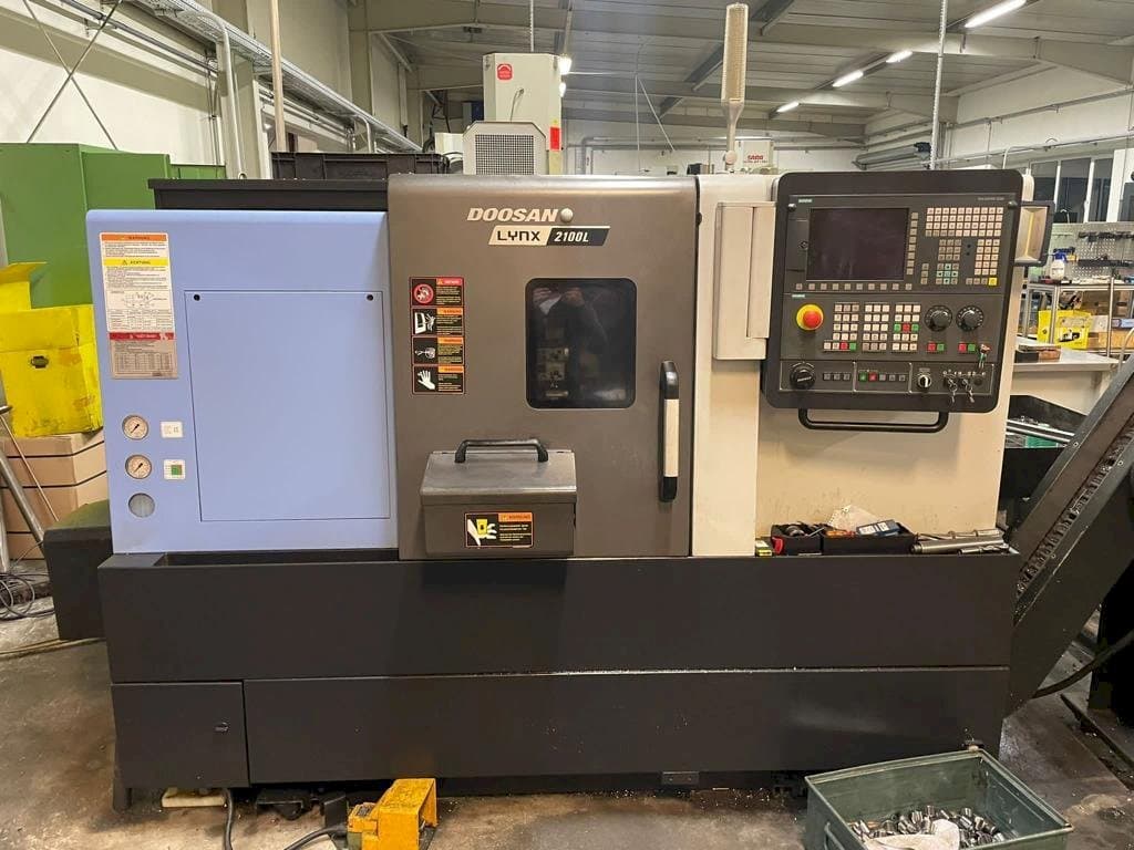 Frontansicht der Doosan Lynx 2100LB  Maschine