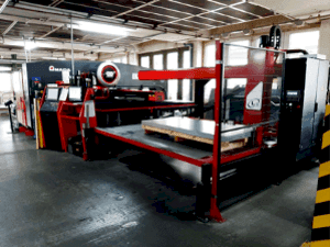 Frontansicht der AMADA EMK 3610NT Maschine