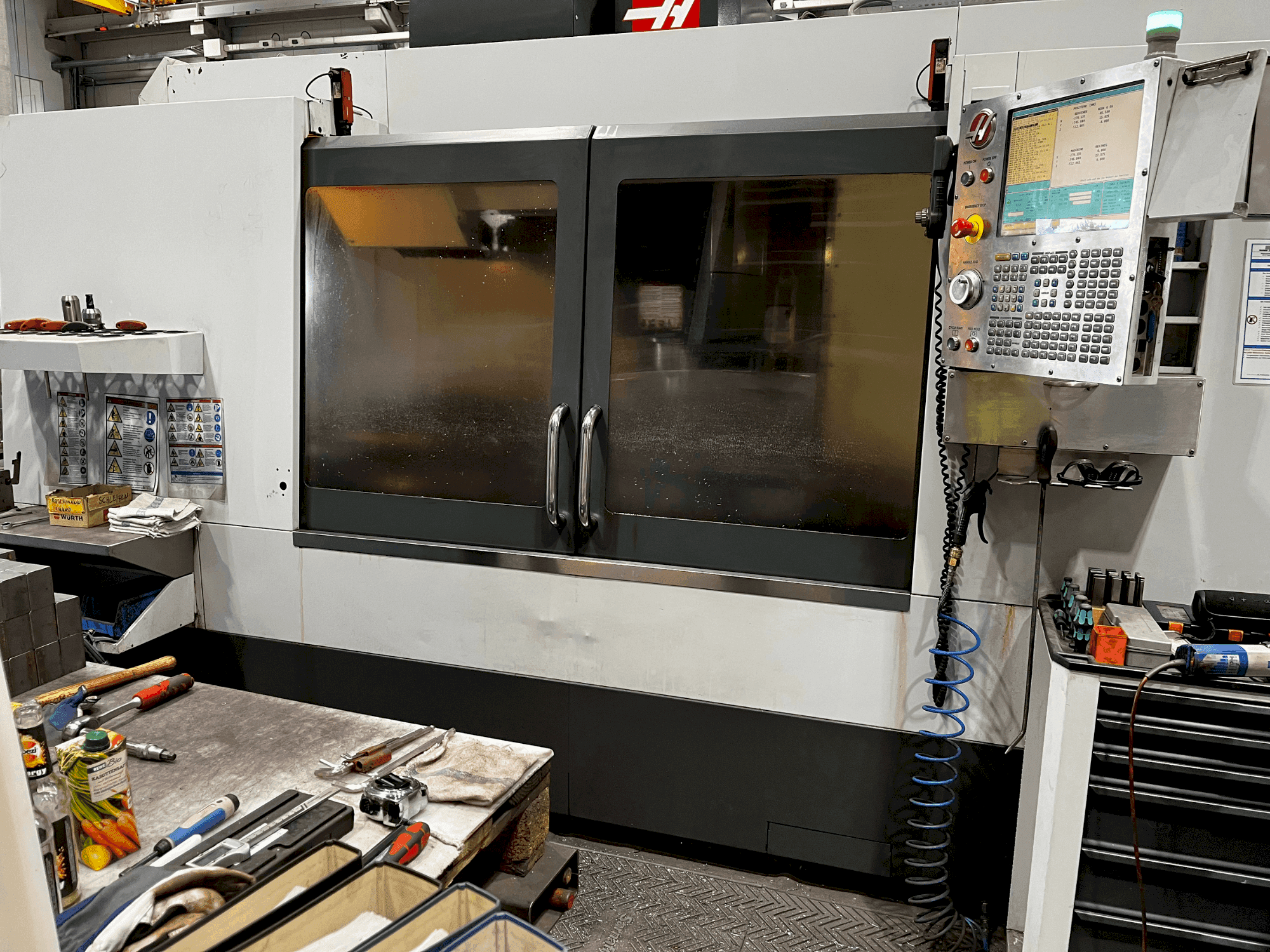 Frontansicht der HAAS VM-6 Maschine
