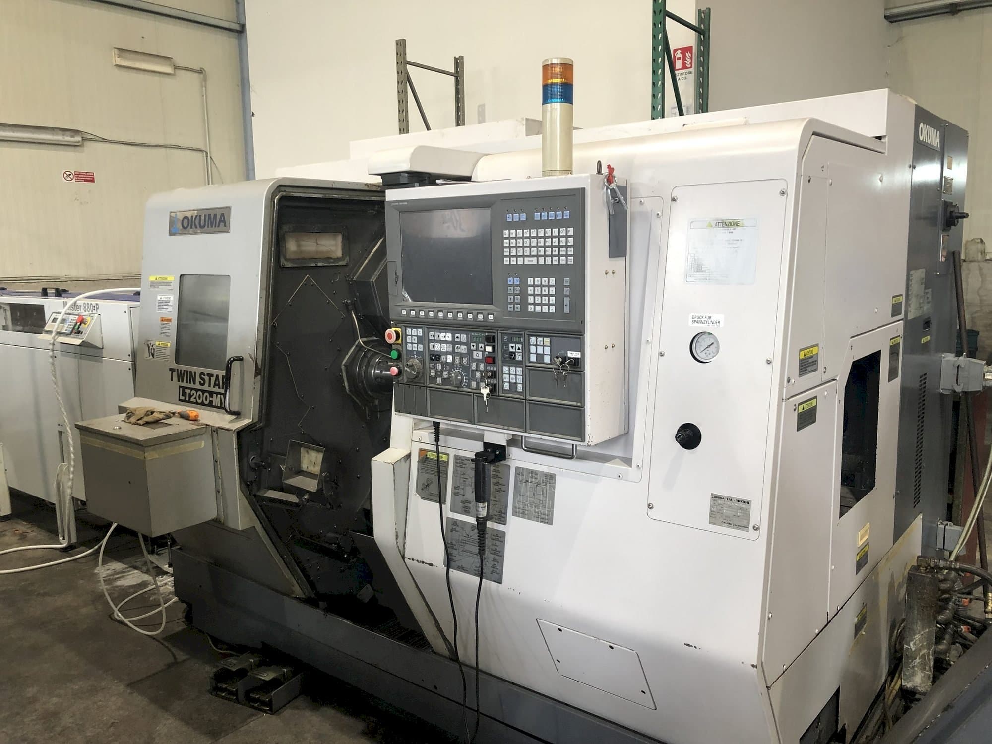 Frontansicht der Okuma LT200-MY  Maschine