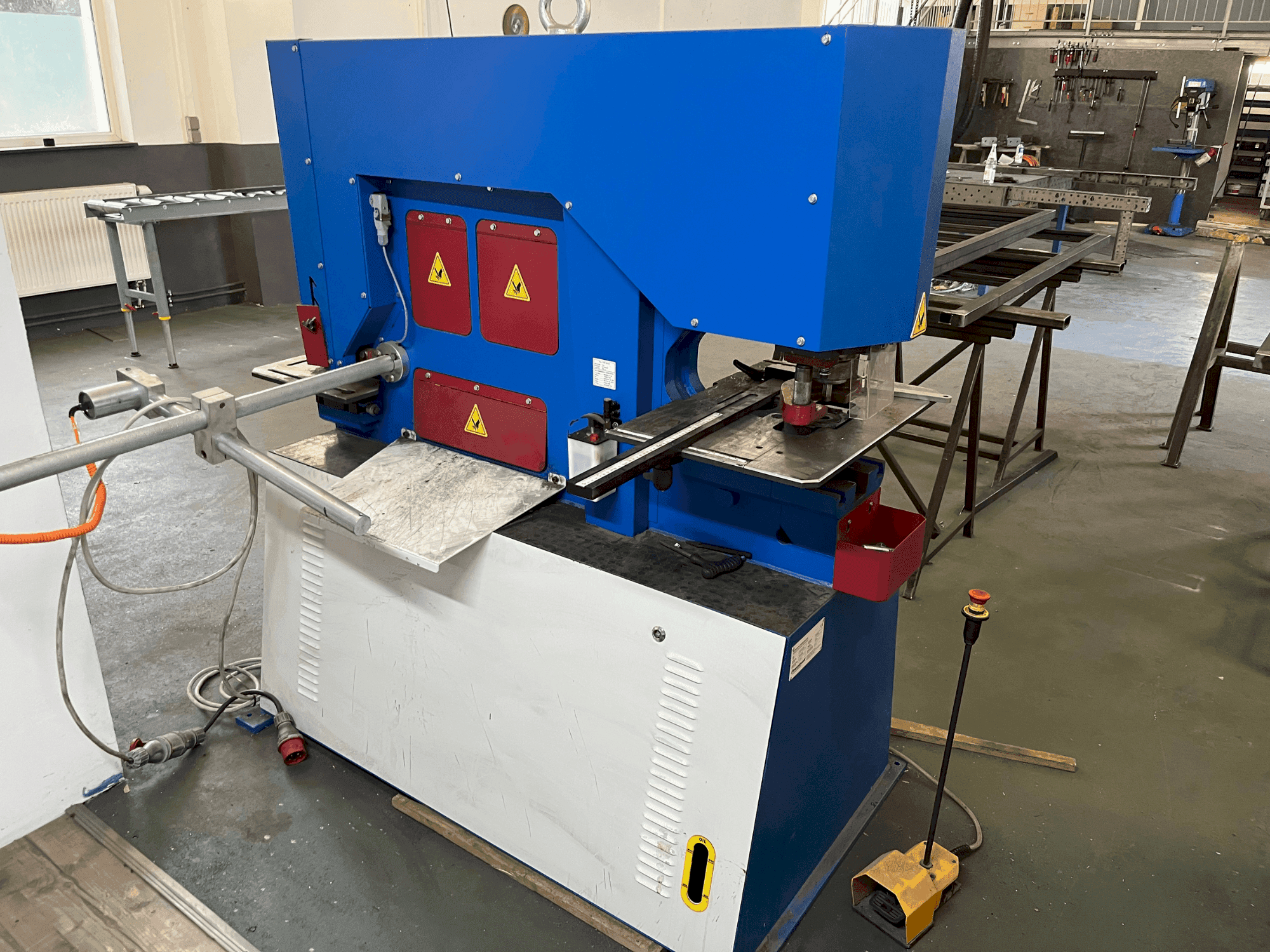 Frontansicht der Metallkraft  HPS 65 DS  Maschine