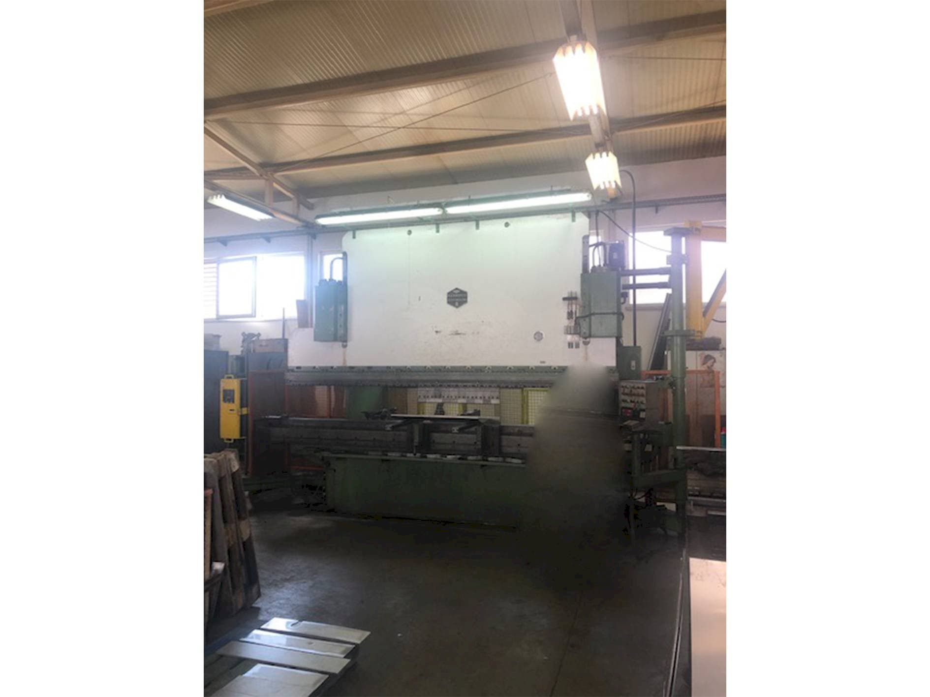 Frontansicht der HAMMERLE AP CNC 200 SID Maschine