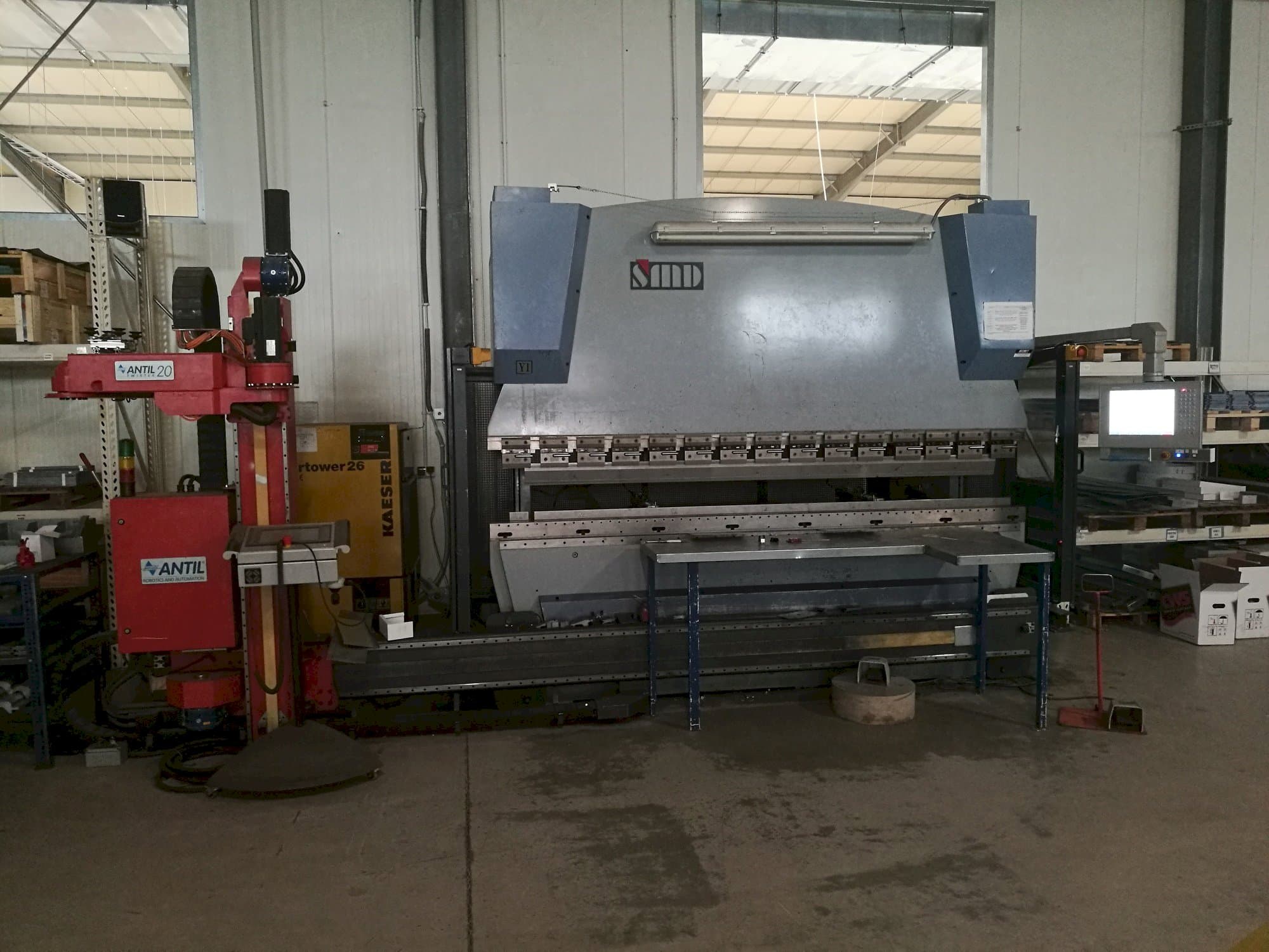Frontansicht der Yawei PBH 110-3100-4C Maschine