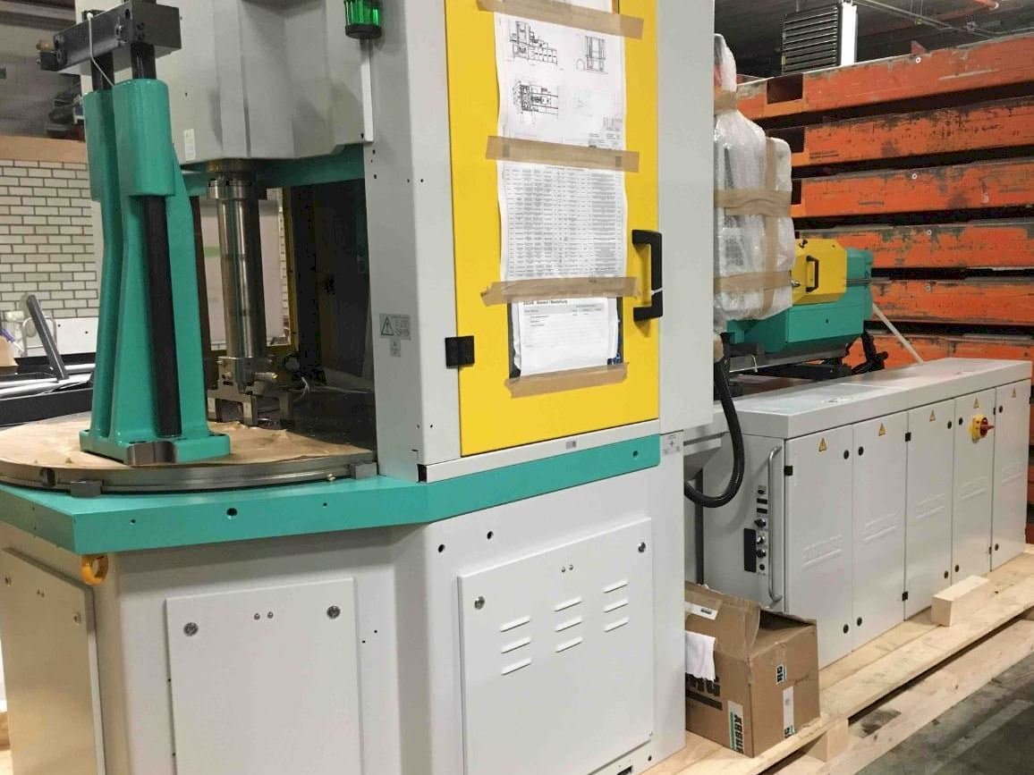 Frontansicht der Arburg ALLROUNDER 1200 t 1000 - 400 Maschine