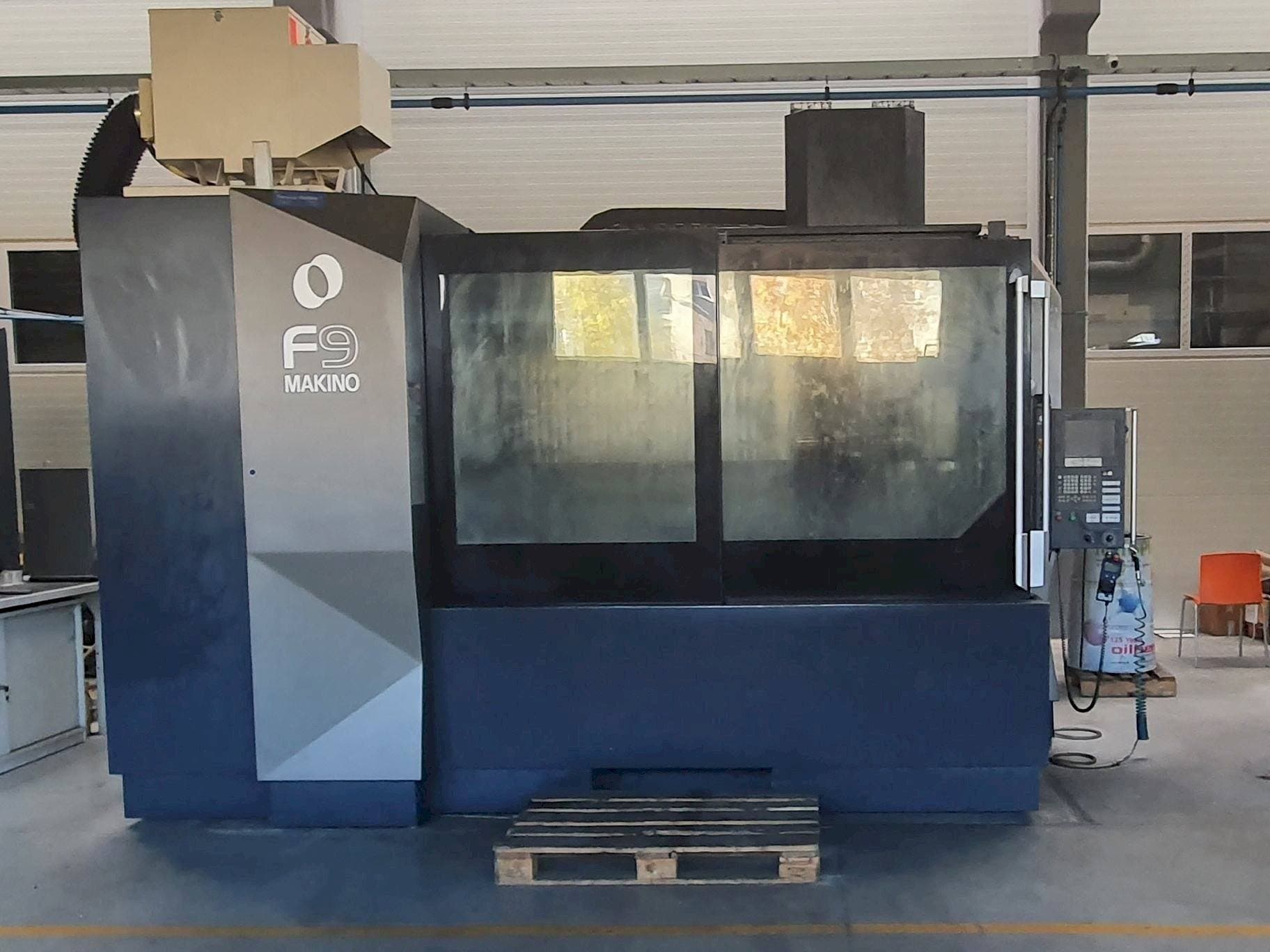 Frontansicht der Makino F9 Maschine