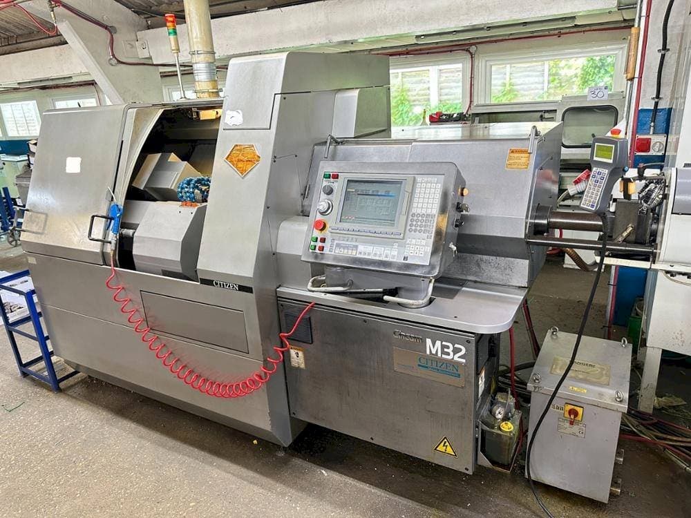 Frontansicht der Citizen M32V Maschine