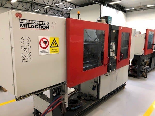 Linke Seitenansicht der FERROMATIK MILACRON K40 D-E Maschine