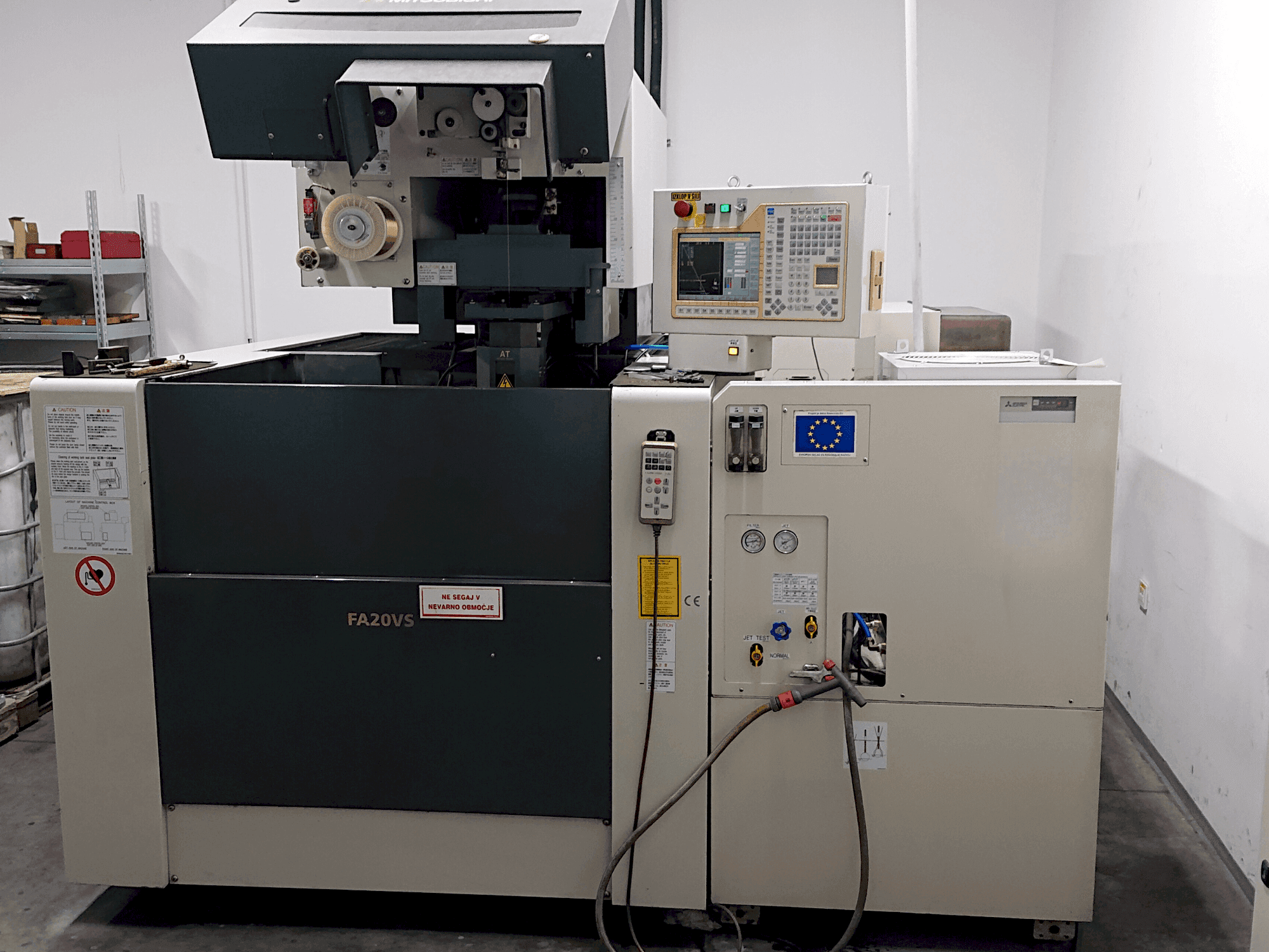 Frontansicht der Mitsubishi Electric FA20-VS  Maschine