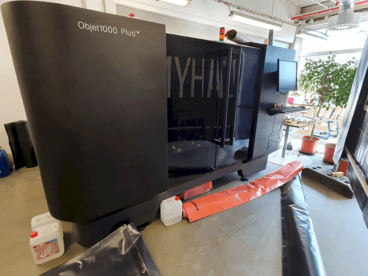 Frontansicht der Stratasys Objet 1000 Plus  Maschine