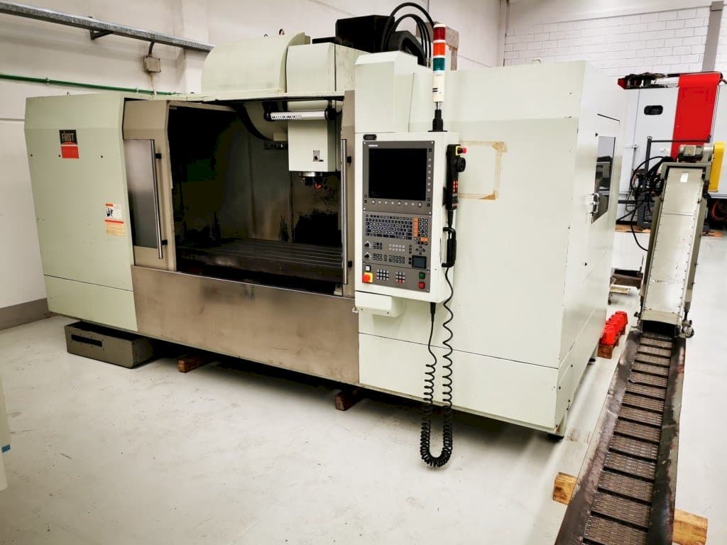 Frontansicht der FIRST MCV 1500 Maschine