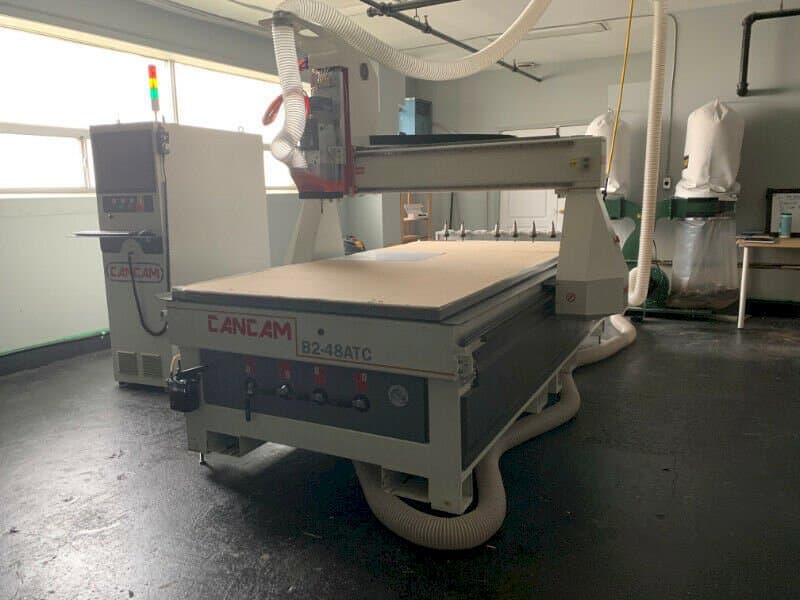 Frontansicht der CanCam B2-48 ATC Maschine