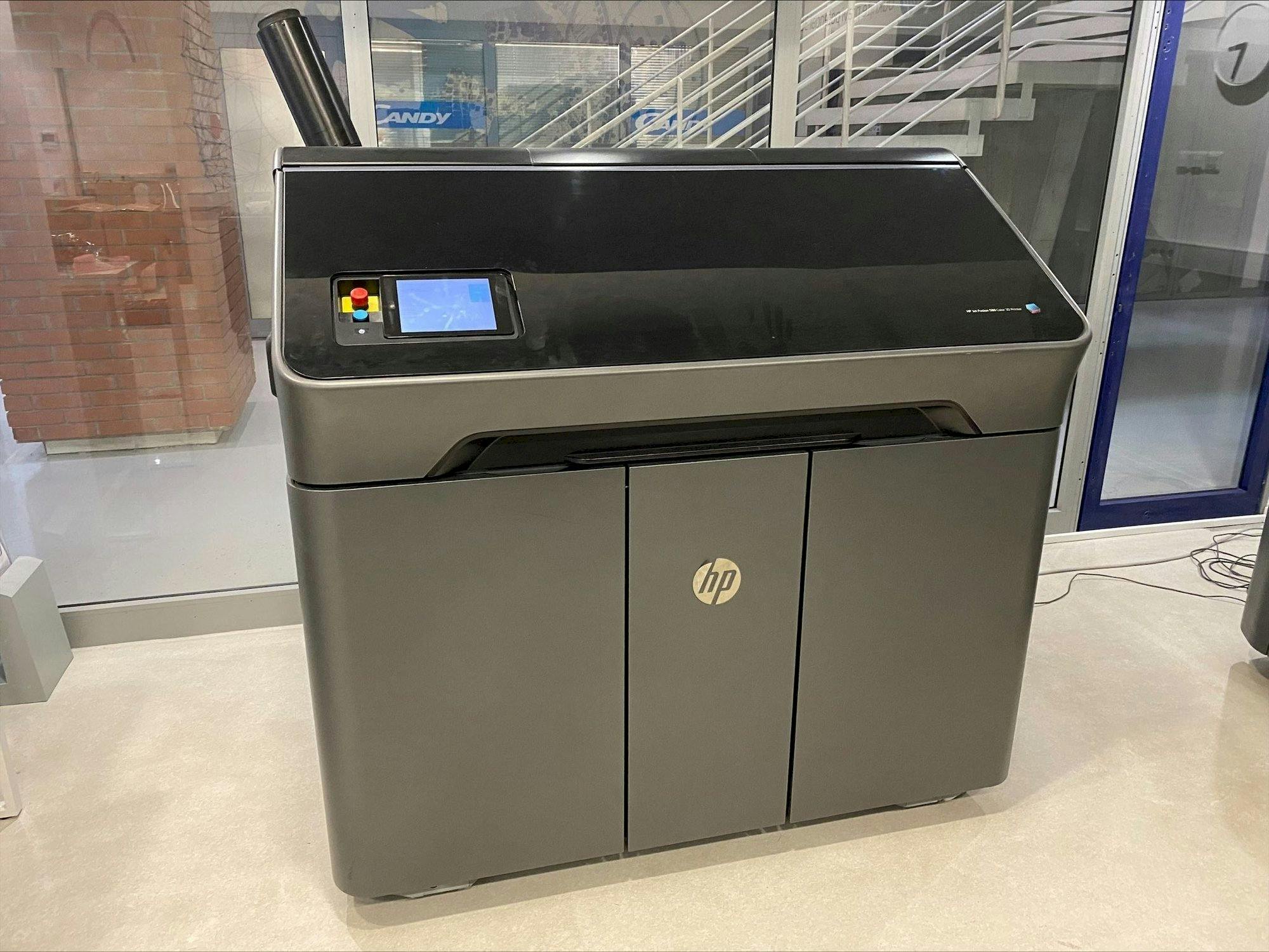 Frontansicht der HP Jet Fusion 580 Color 3D printer M2K85A  Maschine