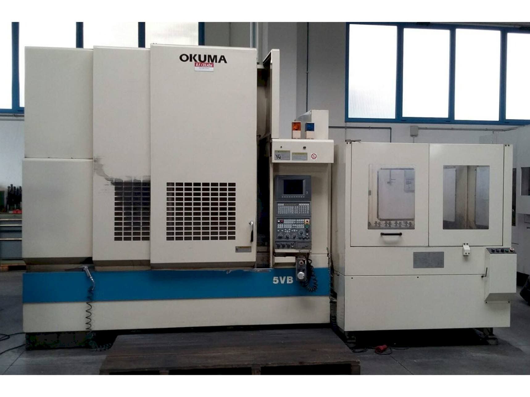 Frontansicht der Okuma MX55 VB Maschine