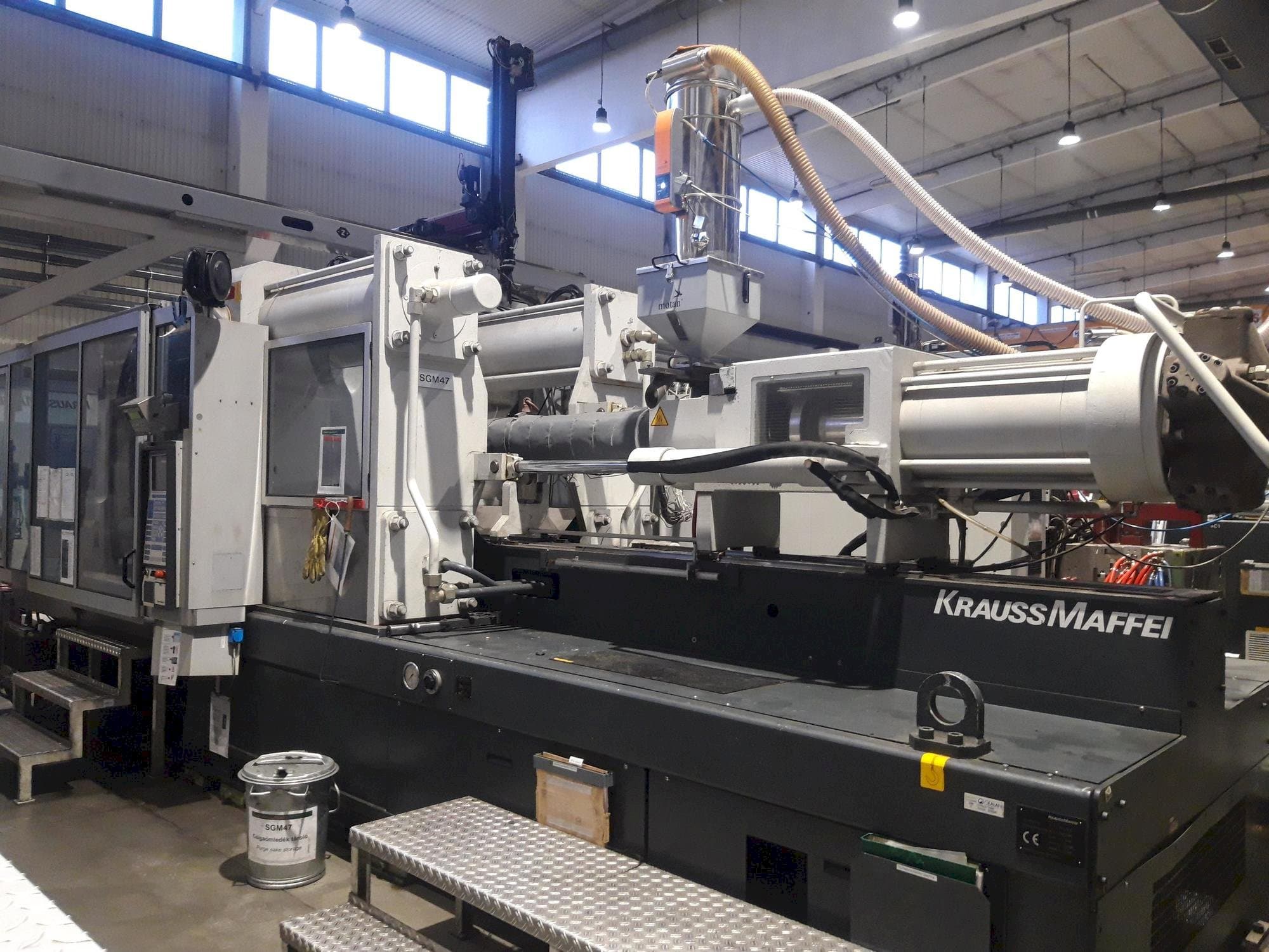 Frontansicht der Krauss Maffei KM 650-2700 C2 Maschine