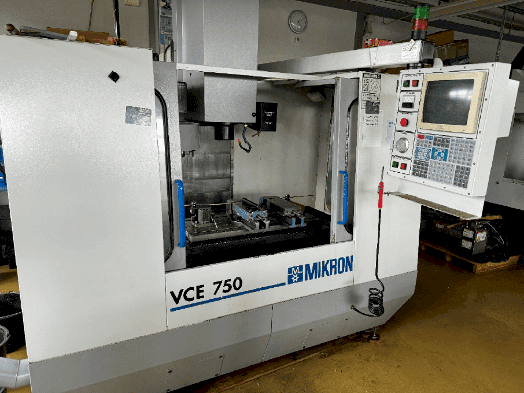 Frontansicht der MIKRON VCE 750 Maschine