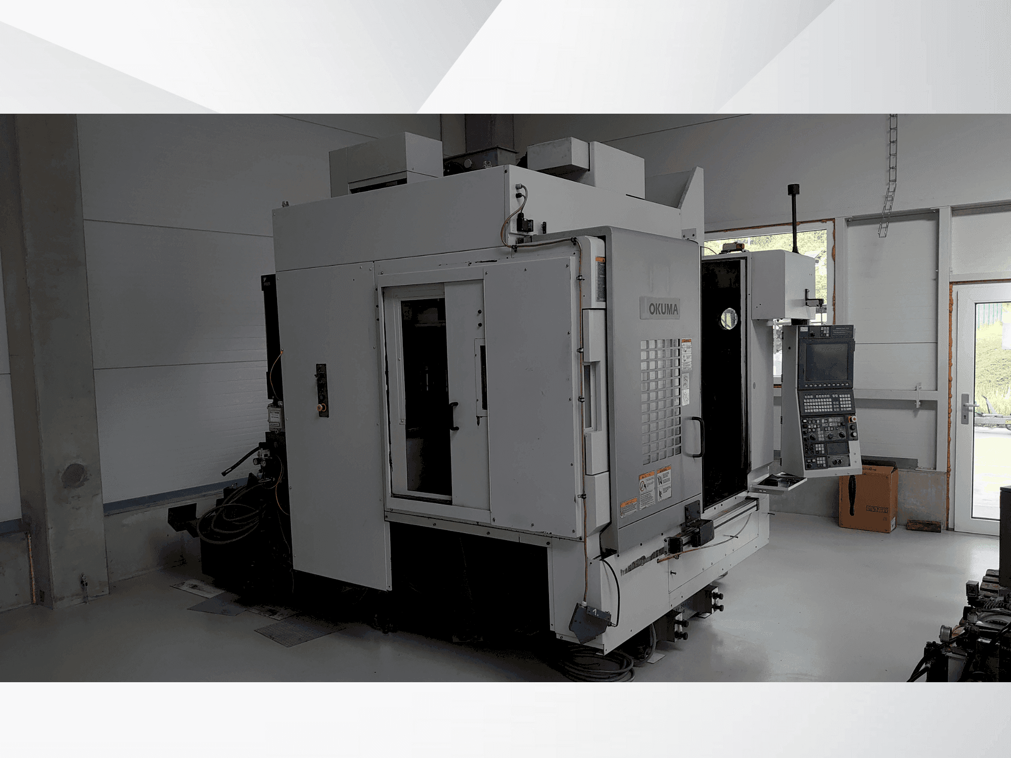 Frontansicht der Okuma MU-400VA  Maschine