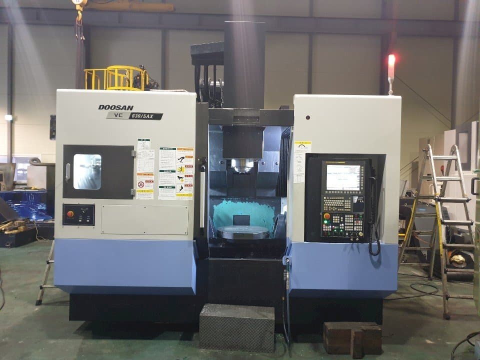 Frontansicht der Doosan VC630/5AX  Maschine