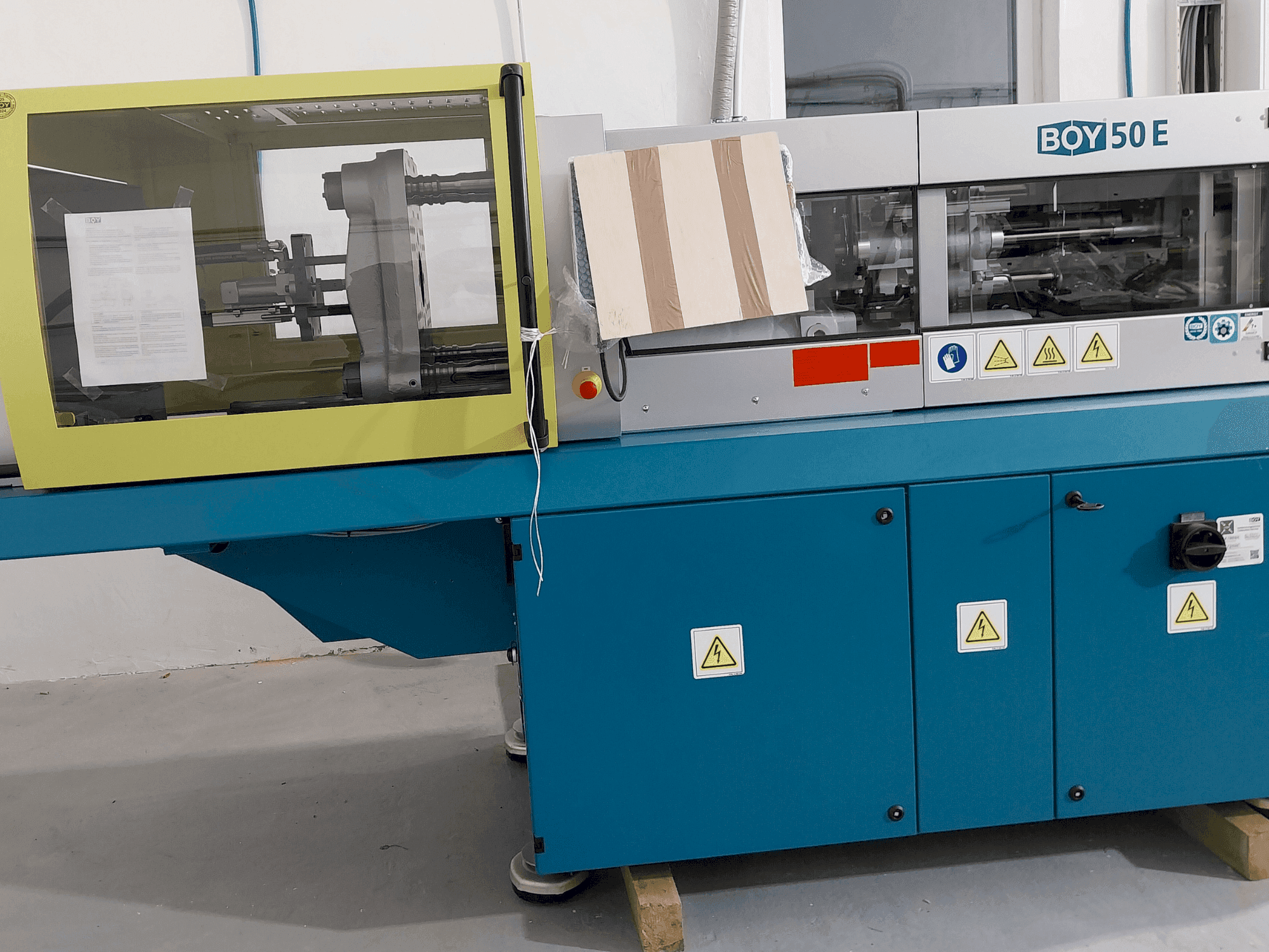 Frontansicht der BOY 50 E Maschine