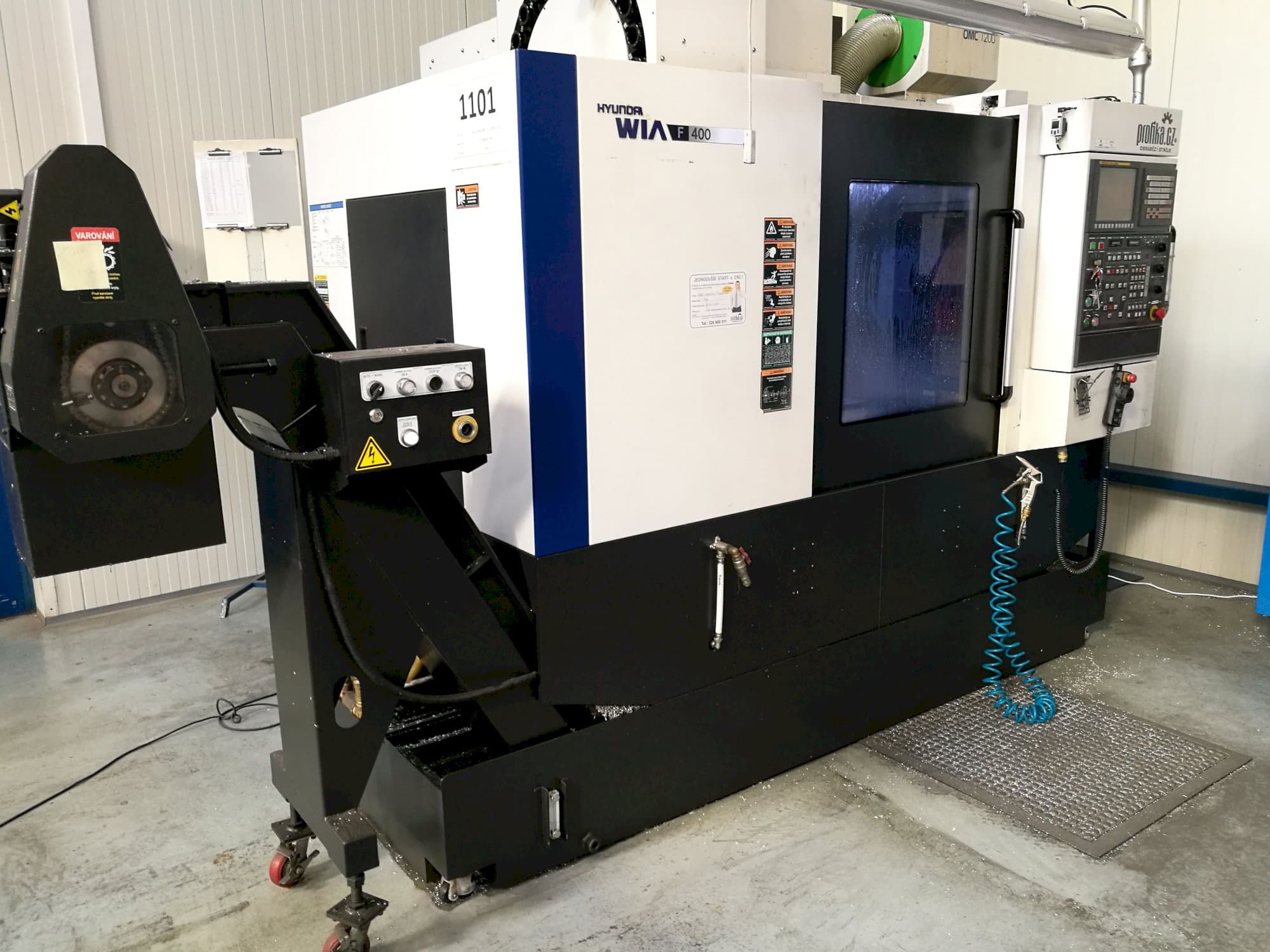 Linke Ansicht der Hyundai Wia F400 Maschine