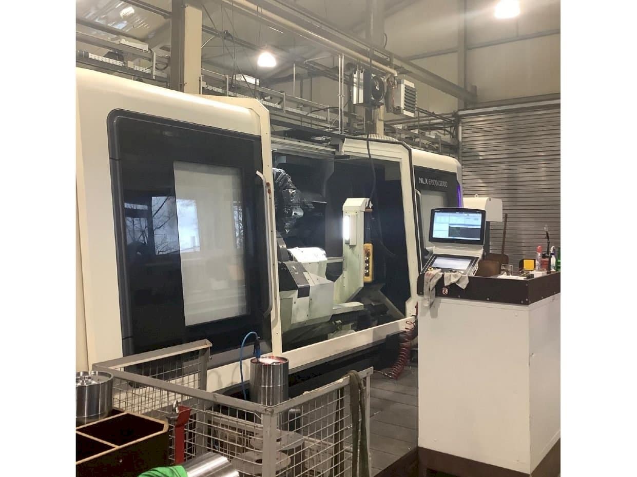 Frontansicht der DMG MORI NLX 6000 | 2000 Maschine
