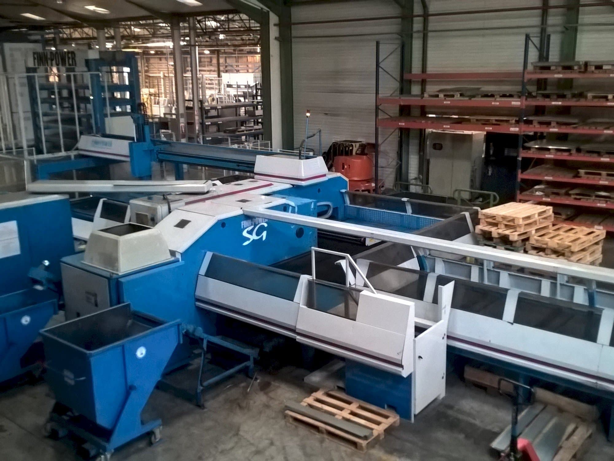 Frontansicht der Finn-Power SG6 Maschine