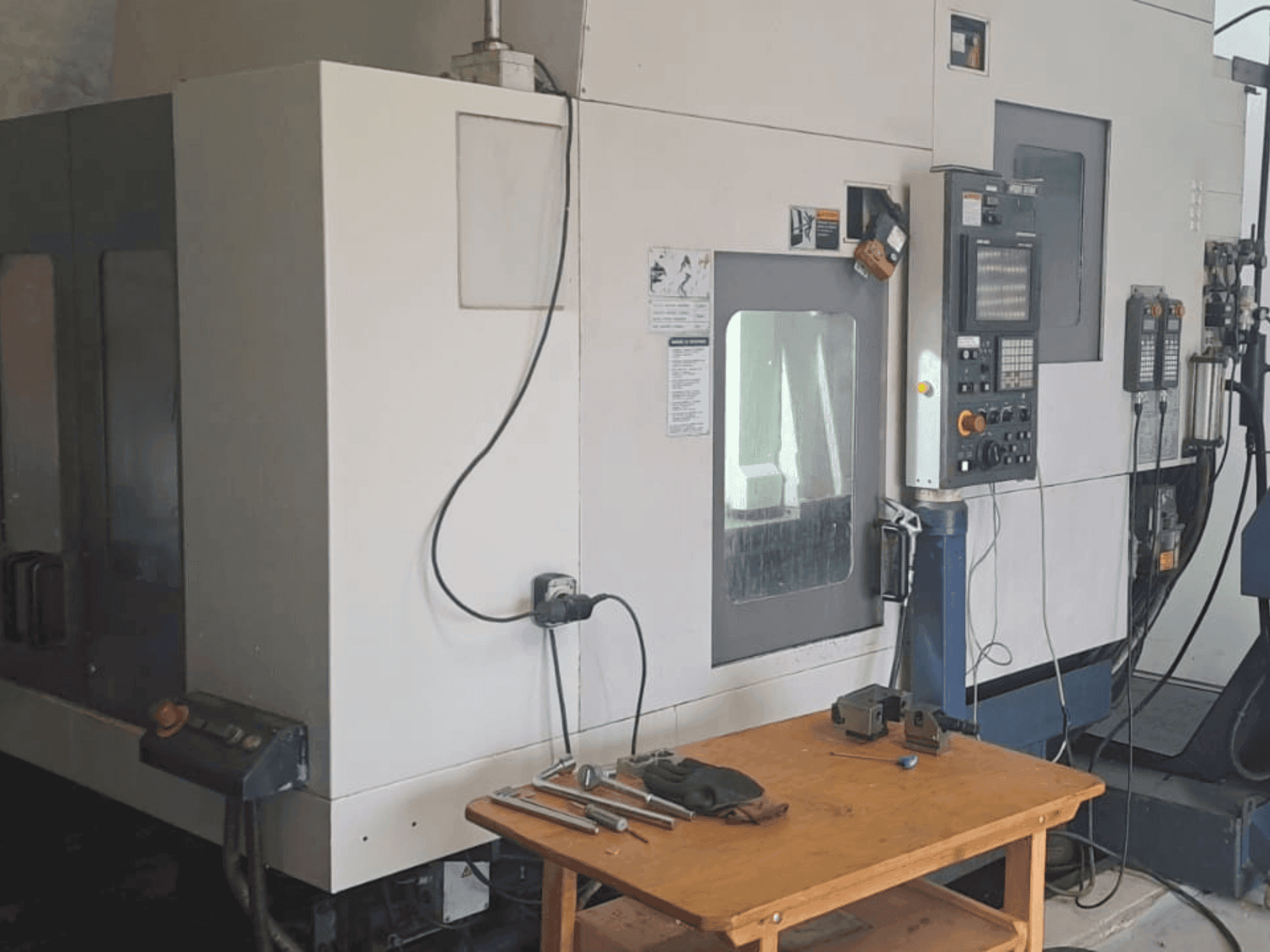 Frontansicht der MORI SEIKI CV-500 Maschine