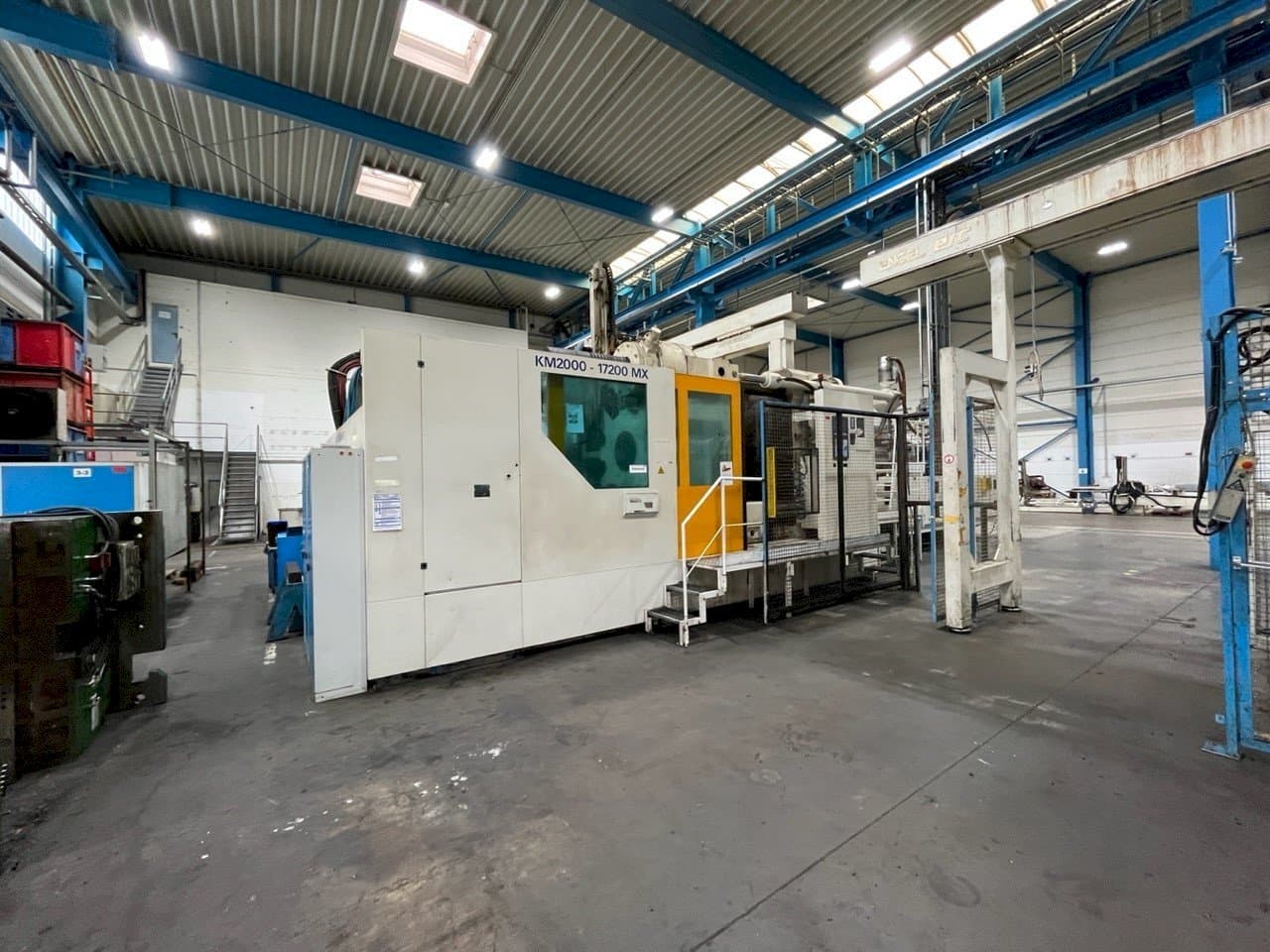 Frontansicht der Krauss Maffei KM 2000 17200 MX Maschine