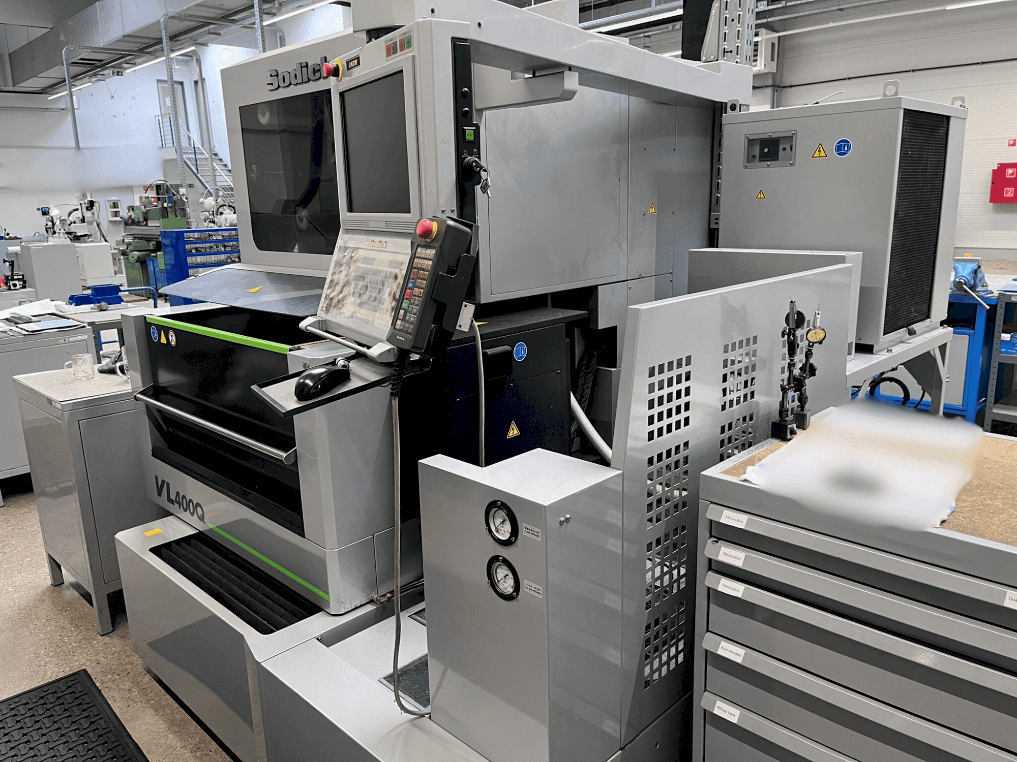 Frontansicht der Sodick VL 400Q Maschine