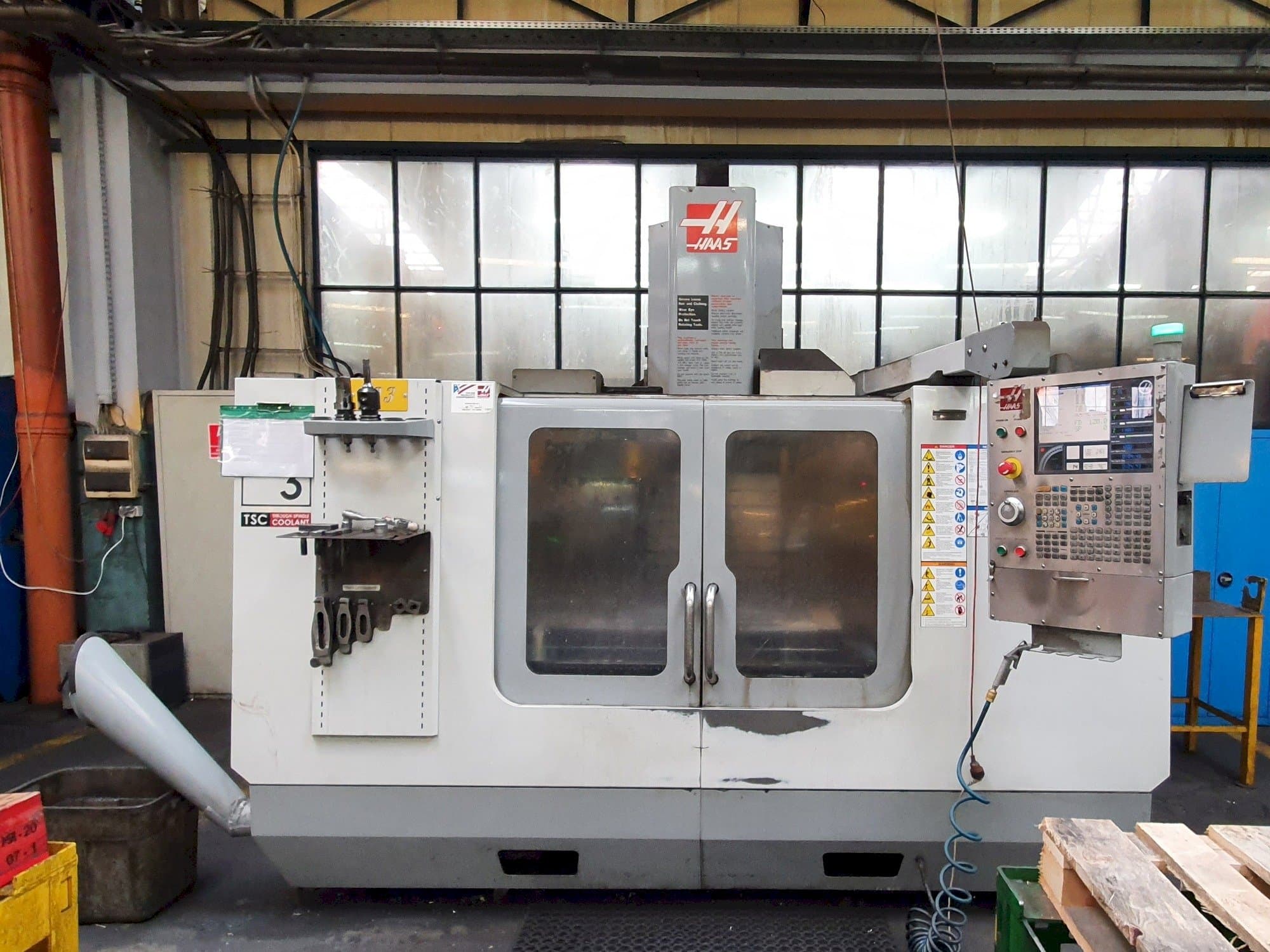 Frontansicht der HAAS VF-3 BHE Maschine
