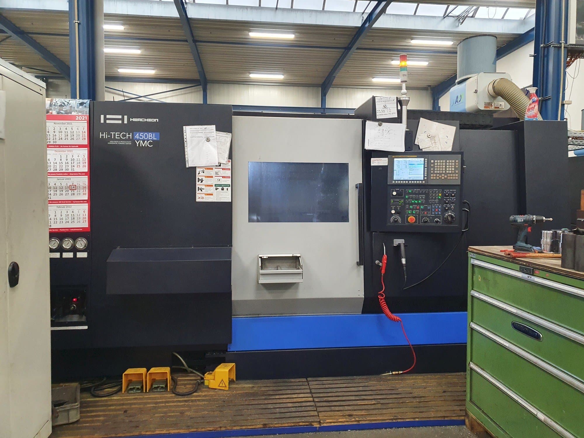 Frontansicht der HWACHEON HI-TECH 450BL YMC  Maschine