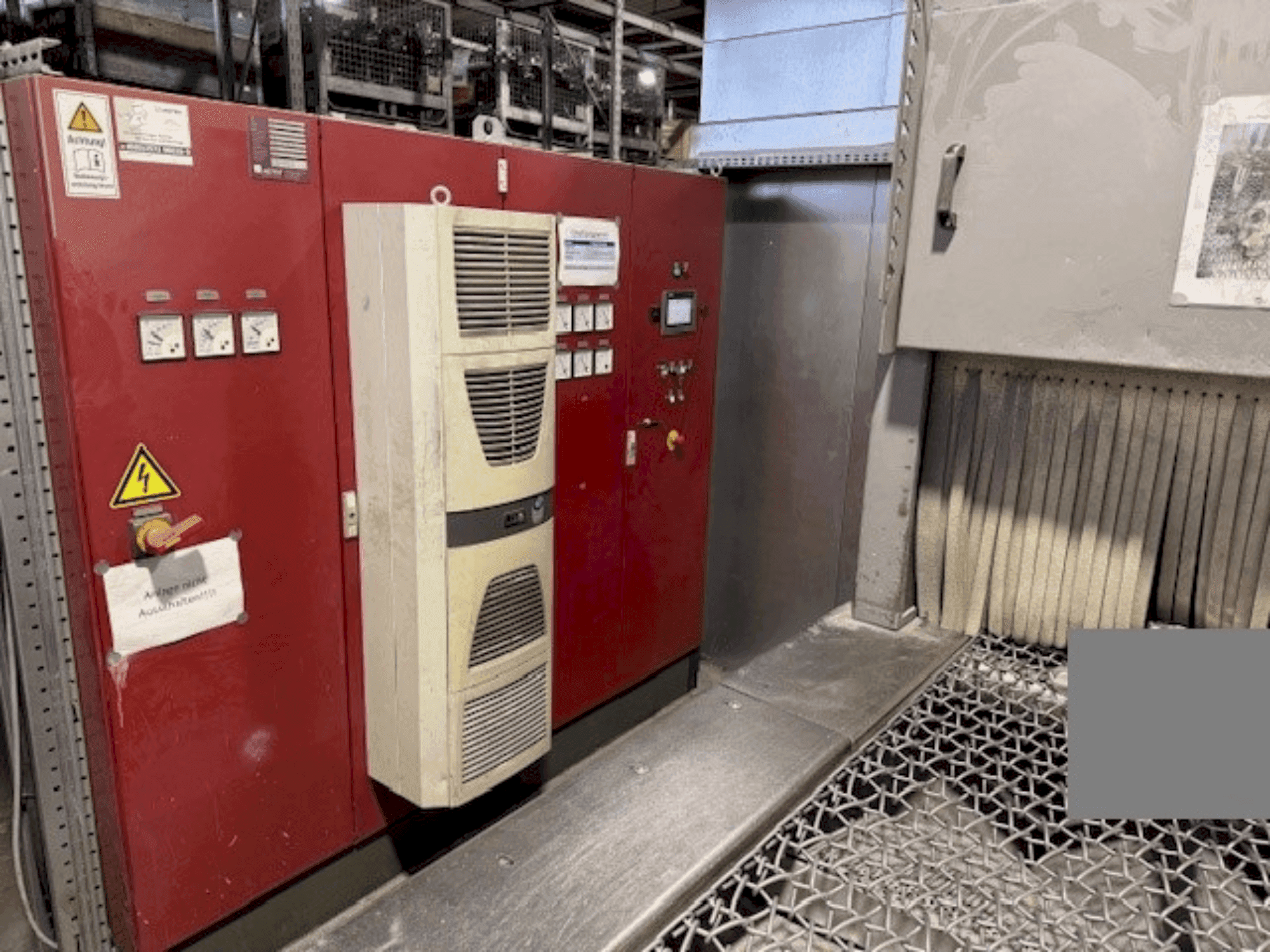 Frontansicht der AGTOS blasting system  Maschine