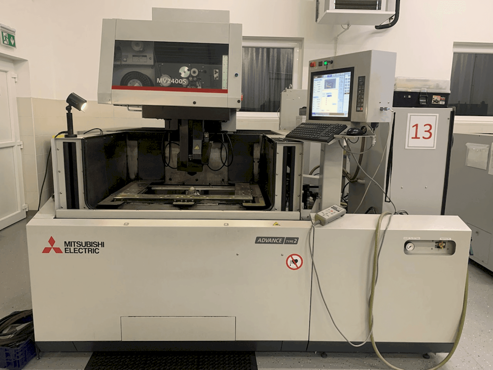 Frontansicht der Mitsubishi MV2400S Maschine