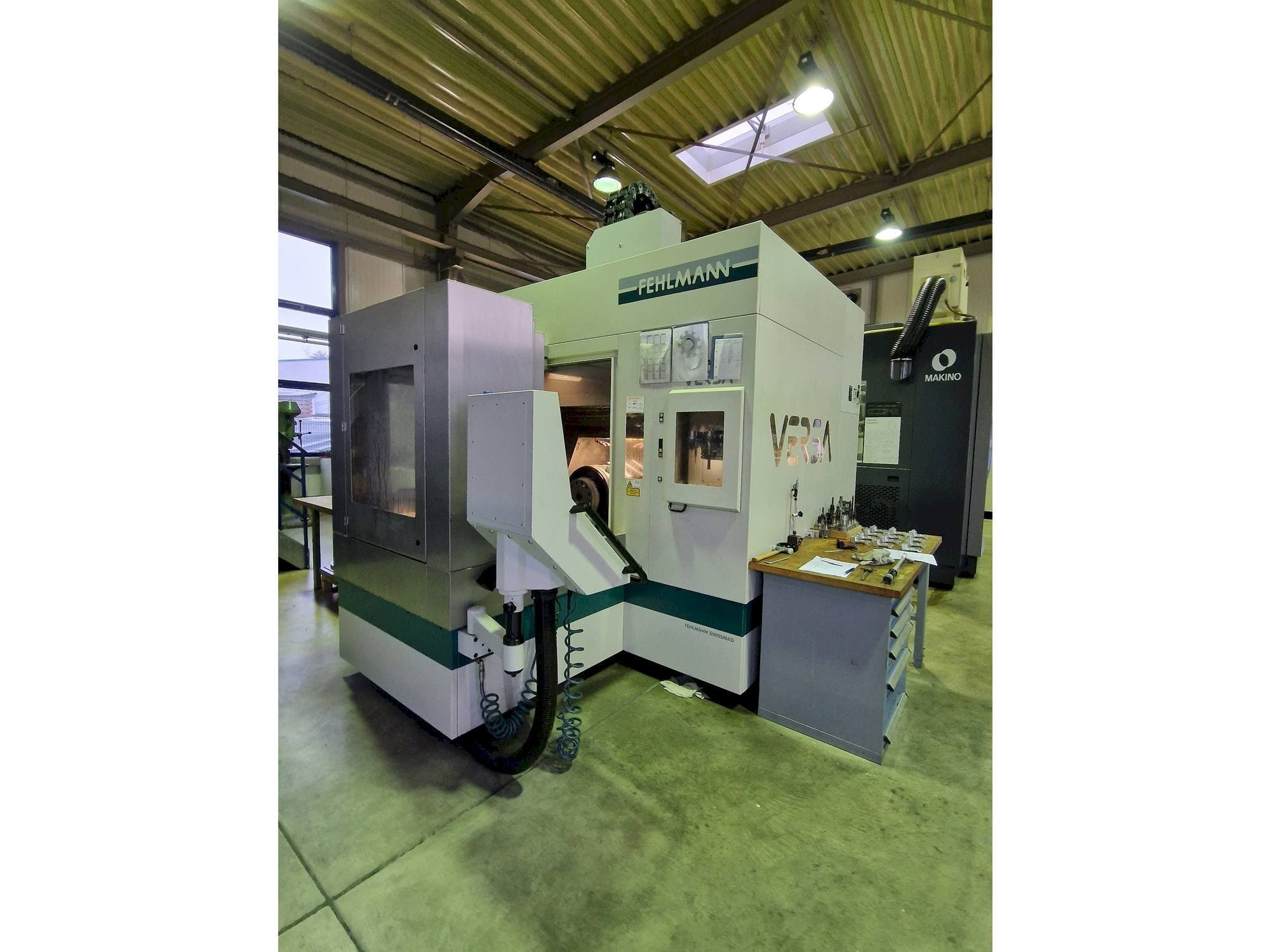 Frontansicht der FEHLMANN Versa P825 Maschine