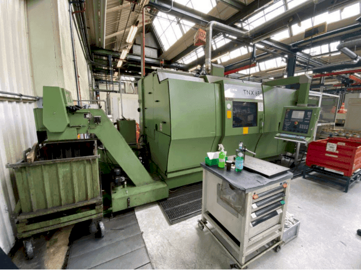 Frontansicht der TRAUB TNX 65 Maschine