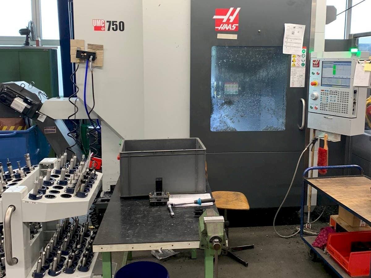 Frontansicht der HAAS UMC - 750 Maschine