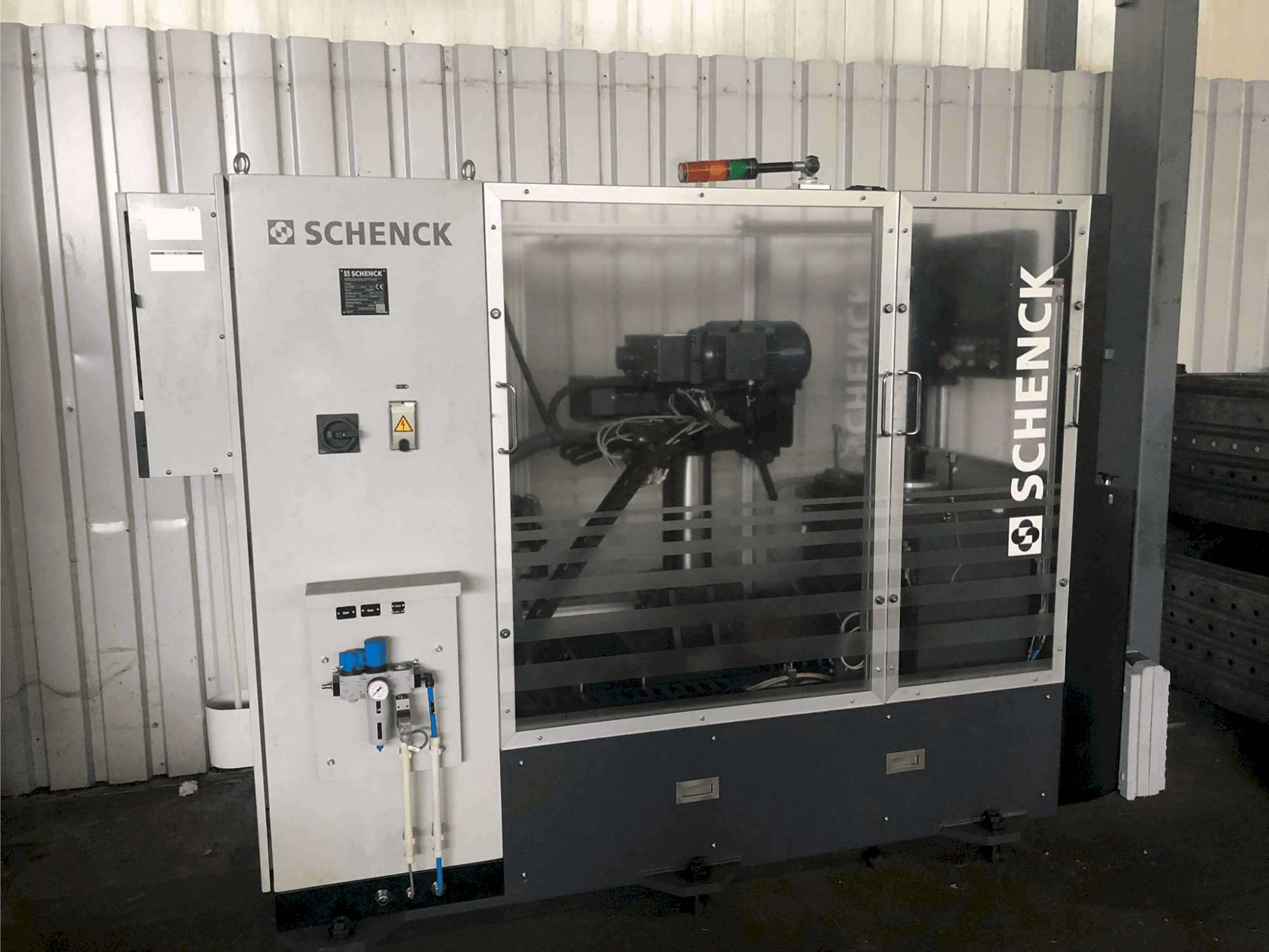 Frontansicht der SCHENCK DISTEC  Maschine