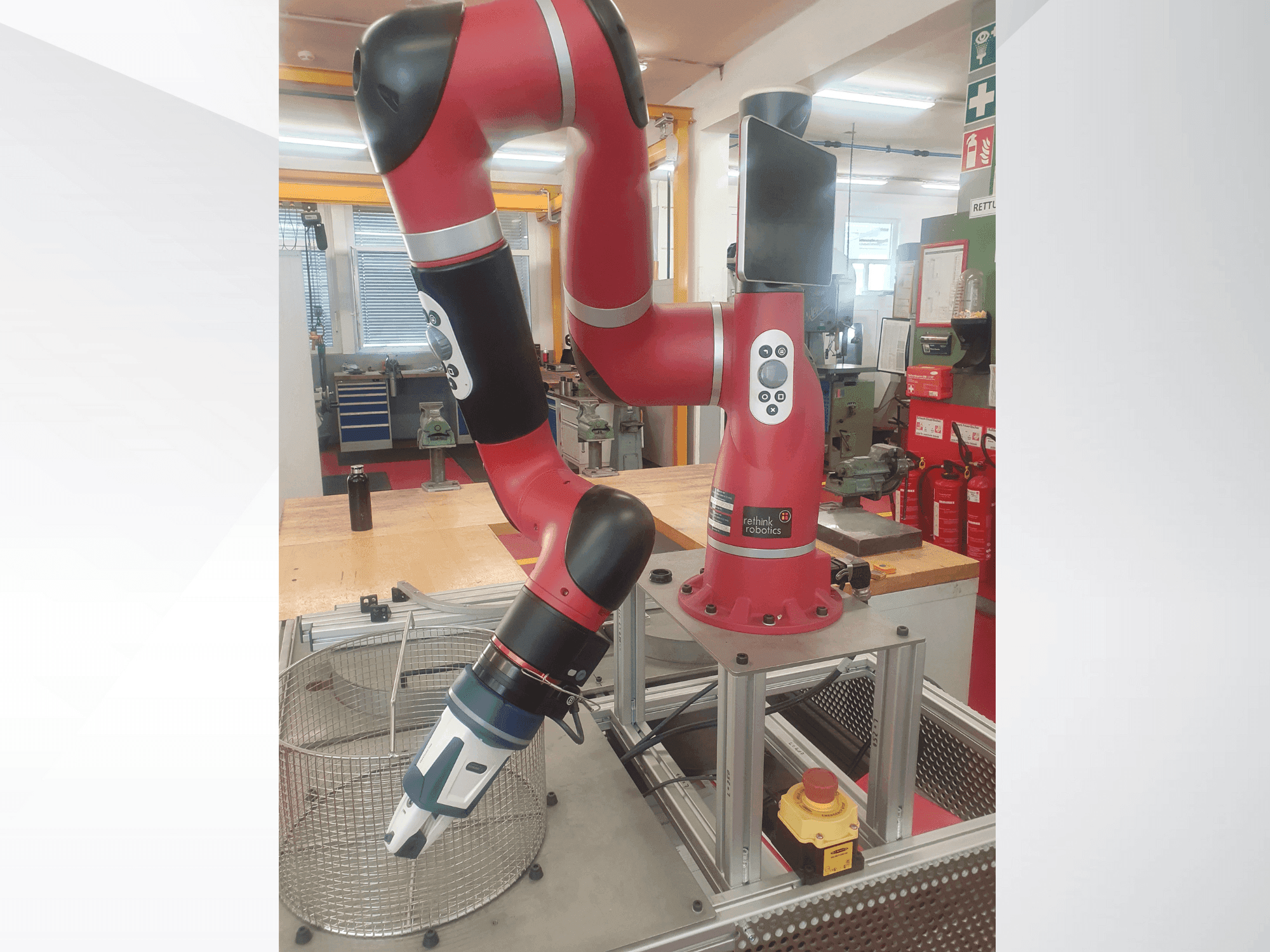 Frontansicht der RETHINK Robotics Sawyer  Maschine